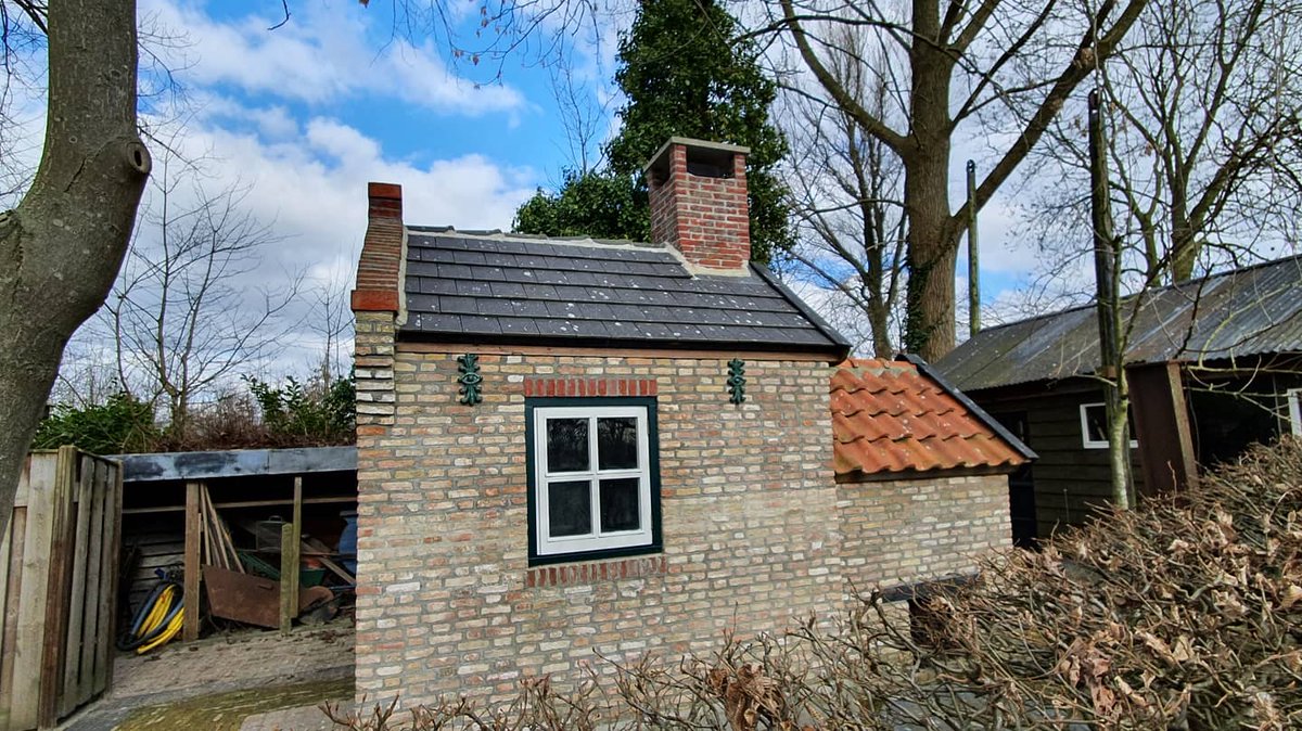 DuylsBos's tweet photo. Langzaam maar zeker vordert de afwerking van ons bakhuis. Vind je die kozijnen niet mooi strak in de lak zitten? Dat is 't werk van Jenny ππ»
#bakhuis #afwerking #schilderwerk #cultuurhistorie #cultureelerfgoed https://t.co/Fb1rDgVxVr