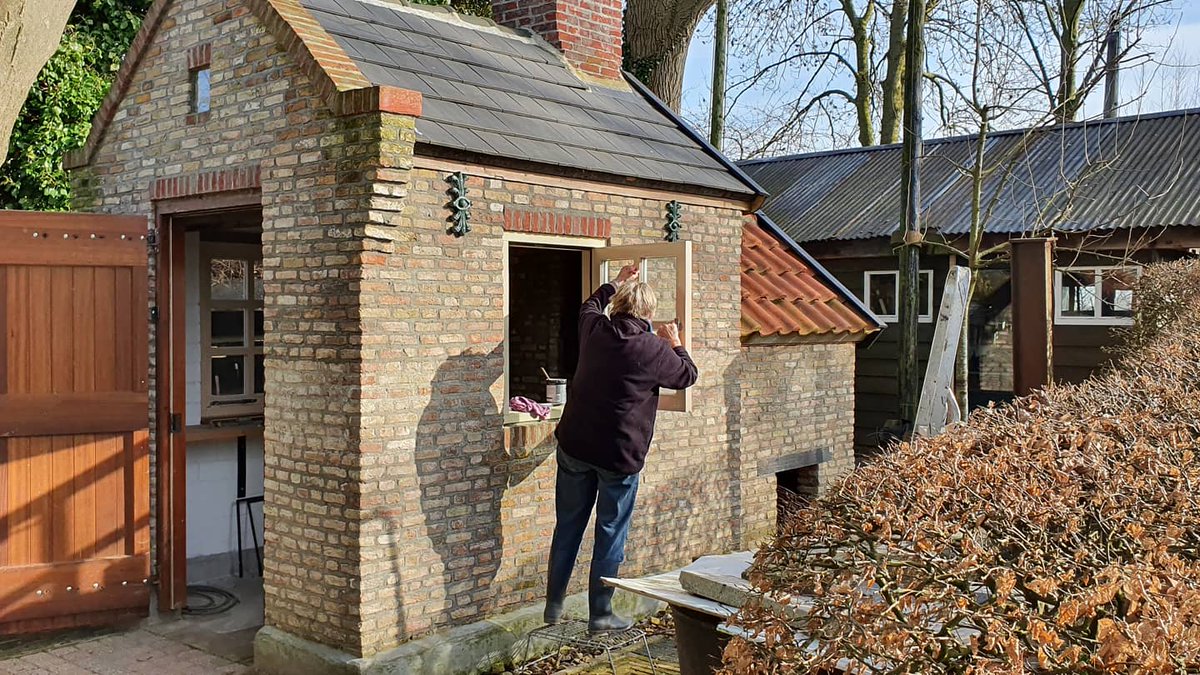 DuylsBos's tweet photo. Langzaam maar zeker vordert de afwerking van ons bakhuis. Vind je die kozijnen niet mooi strak in de lak zitten? Dat is 't werk van Jenny ππ»
#bakhuis #afwerking #schilderwerk #cultuurhistorie #cultureelerfgoed https://t.co/Fb1rDgVxVr
