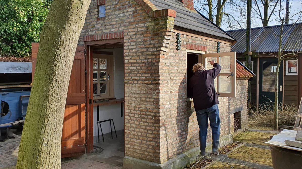 DuylsBos's tweet photo. Langzaam maar zeker vordert de afwerking van ons bakhuis. Vind je die kozijnen niet mooi strak in de lak zitten? Dat is 't werk van Jenny ππ»
#bakhuis #afwerking #schilderwerk #cultuurhistorie #cultureelerfgoed https://t.co/Fb1rDgVxVr