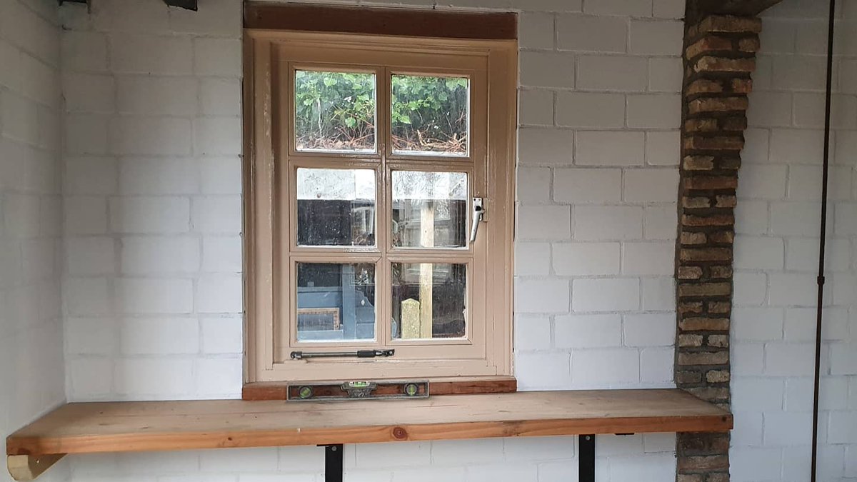 DuylsBos's tweet photo. Langzaam maar zeker vordert de afwerking van ons bakhuis. Vind je die kozijnen niet mooi strak in de lak zitten? Dat is 't werk van Jenny ππ»
#bakhuis #afwerking #schilderwerk #cultuurhistorie #cultureelerfgoed https://t.co/Fb1rDgVxVr