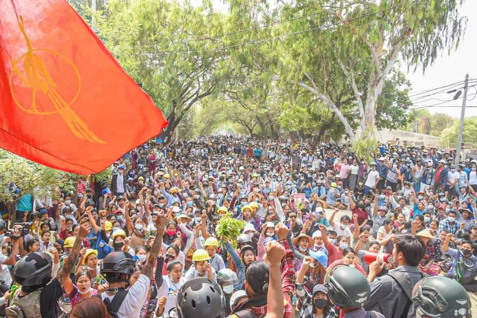 Thousands of people gather to protest against #militaryjunta in #Monywa. What a sight that gives you strength! #WhatsHappeningInMyanmar #Mar26Coup