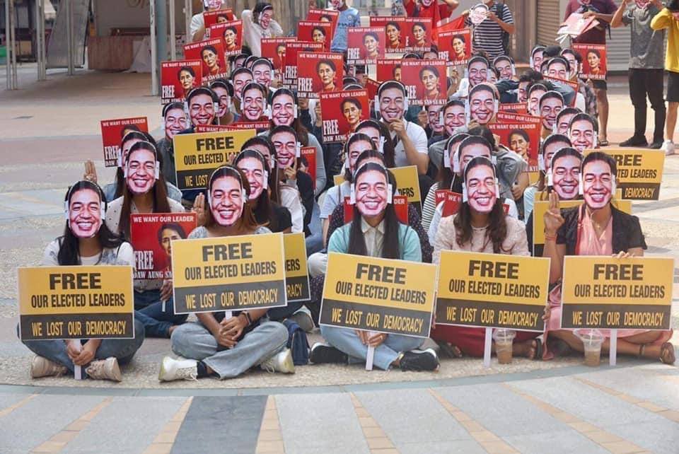 maytoekhine's tweet photo. Students from different universities creative way of protesting with masks of @DrSasa22222’s smiling face. This made me smile so big. A way of them showing their appreciation and love to you, Sir. Thank you for doing everything you can! 💪🏼 #Mandaly #WhatsHappeningInMyanmar https://t.co/XlptoHGbSg