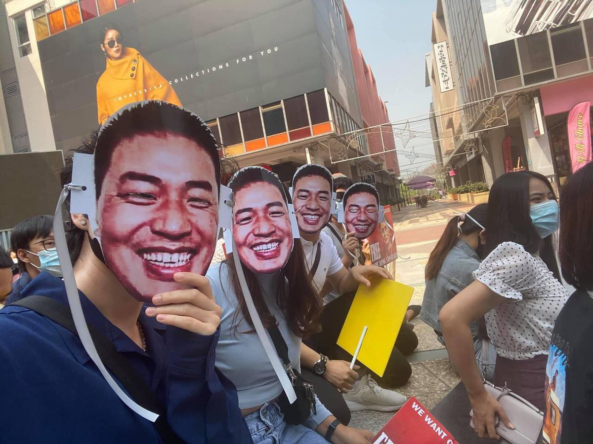 maytoekhine's tweet photo. Students from different universities creative way of protesting with masks of @DrSasa22222’s smiling face. This made me smile so big. A way of them showing their appreciation and love to you, Sir. Thank you for doing everything you can! 💪🏼 #Mandaly #WhatsHappeningInMyanmar https://t.co/XlptoHGbSg