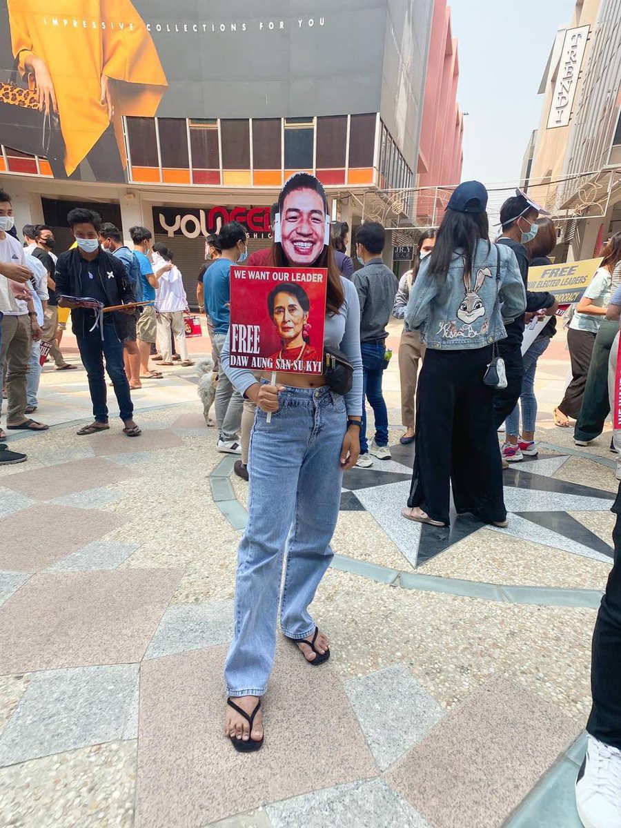 maytoekhine's tweet photo. Students from different universities creative way of protesting with masks of @DrSasa22222’s smiling face. This made me smile so big. A way of them showing their appreciation and love to you, Sir. Thank you for doing everything you can! 💪🏼 #Mandaly #WhatsHappeningInMyanmar https://t.co/XlptoHGbSg