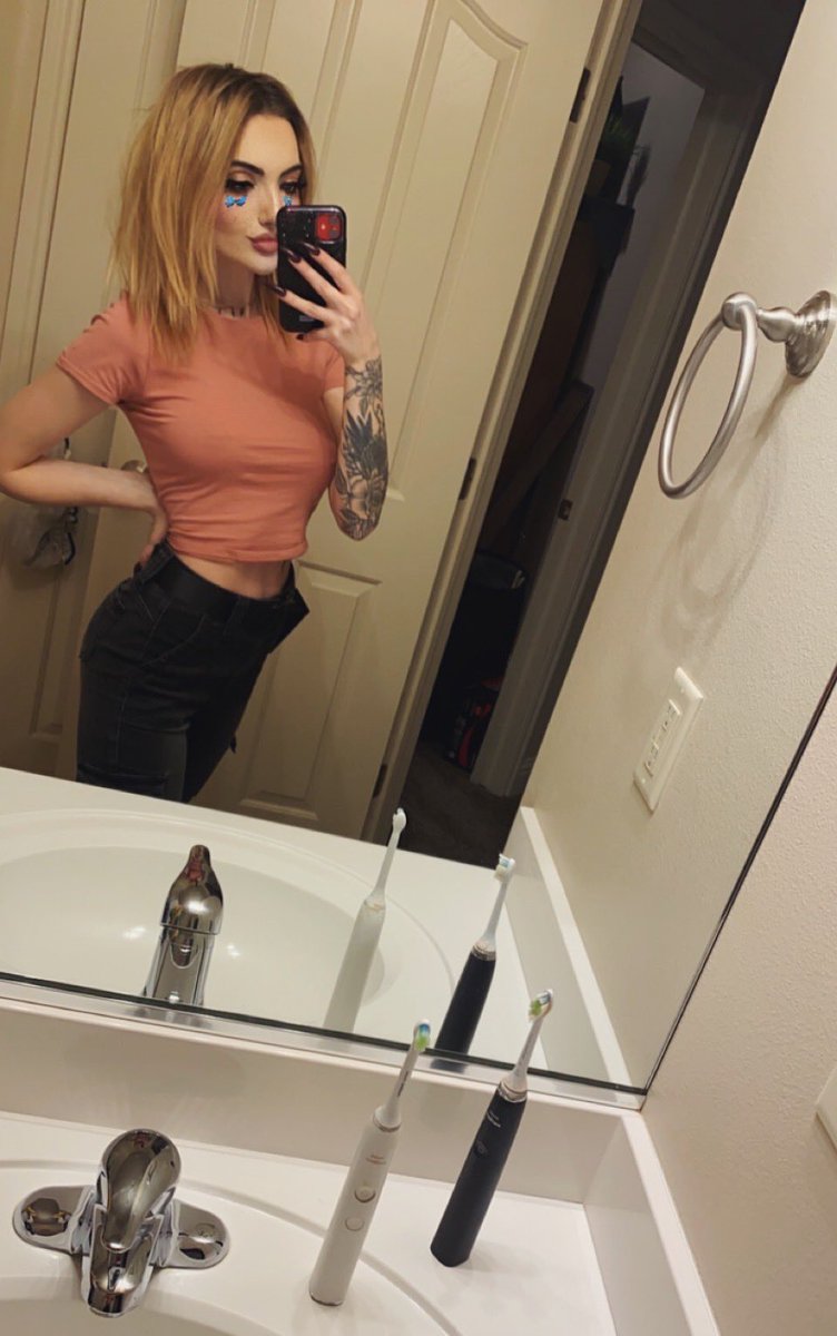 jaycistaylor's tweet photo. I’m blonde again 👀🖤 https://t.co/vMmyAFg6Fi