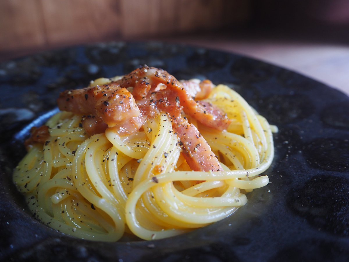 O Xrhsths トモタロウ Sto Twitter 工房めし かりかりベーコンのカルボナーラ 粗挽きの黒胡椒がおいしい 黒いお皿にカルボナーラがよくにあう 岡村友太郎 陶芸 うつわ 器 陶器 Ceramics Pottery Tomotaro Japan 工房めし キッチン Kitchen 新岡村