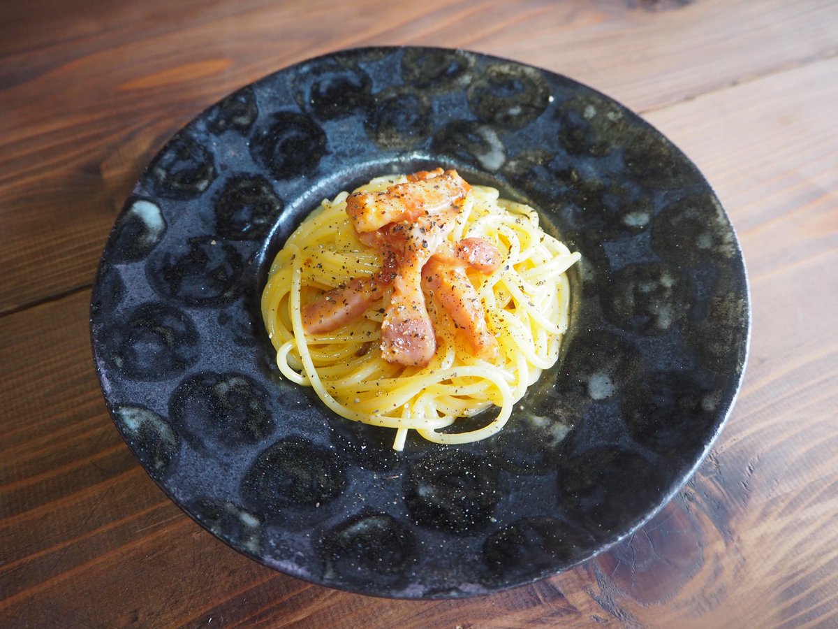 トモタロウ 工房めし かりかりベーコンのカルボナーラ 粗挽きの黒胡椒がおいしい 黒いお皿にカルボナーラがよくにあう 岡村友太郎 陶芸 うつわ 器 陶器 Ceramics Pottery Tomotaro Japan 工房めし キッチン Kitchen 新岡村工房 黒いお