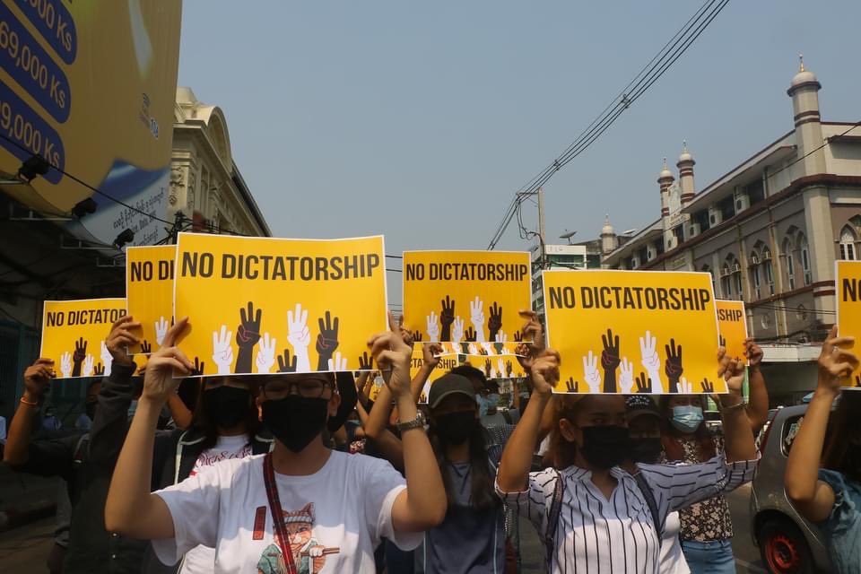 nslwin's tweet photo. Yangon:

• Despite deadly crackdown on protesters and security has tightened, people are taking to the streets. 

• Young people march today.

#WhatsHappeningInMyanmar #MilkTeaAlliance #Mar26Coup https://t.co/7eQszMxTbA