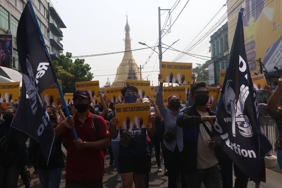 nslwin's tweet photo. Yangon:

• Despite deadly crackdown on protesters and security has tightened, people are taking to the streets. 

• Young people march today.

#WhatsHappeningInMyanmar #MilkTeaAlliance #Mar26Coup https://t.co/7eQszMxTbA