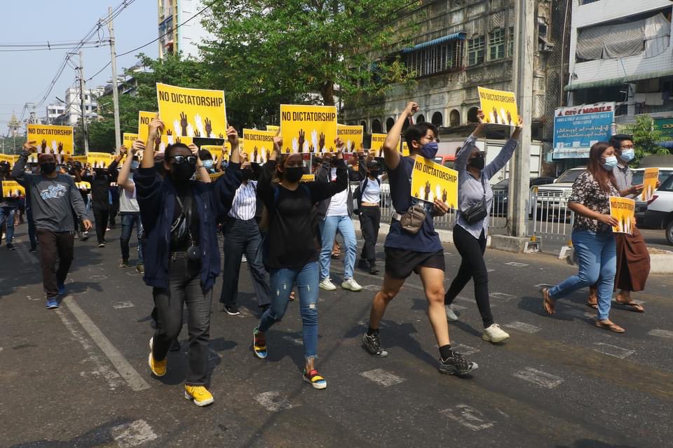 nslwin's tweet photo. Yangon:

• Despite deadly crackdown on protesters and security has tightened, people are taking to the streets. 

• Young people march today.

#WhatsHappeningInMyanmar #MilkTeaAlliance #Mar26Coup https://t.co/7eQszMxTbA