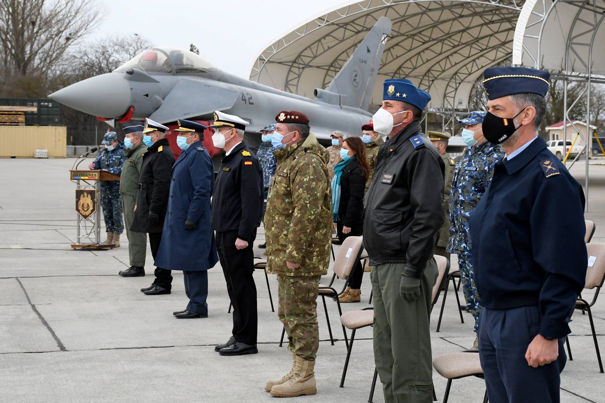 EMADmde's tweet photo. Durante su visita al #DestacamentoPAZNIC, desplegado en la operación #eAP @NATO en Rumanía, el #JEMAD 🇪🇦 ha felicitado a sus componentes por su profesionalidad, preparación y capacidad para superar los retos que supone un primer despliegue, y más en una situación de pandemia https://t.co/7J5dfo23tX