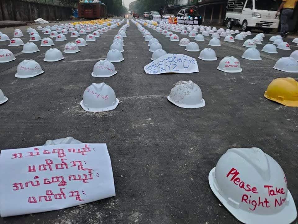 #Mar26Coup Hlaing Township

Powerful, symbolic hat protest: 

“OUR VOICES DON’T STOP. OUR FLAGS KEEP FLYING.”

#WhatsHappeningInMyanmar #myanmar