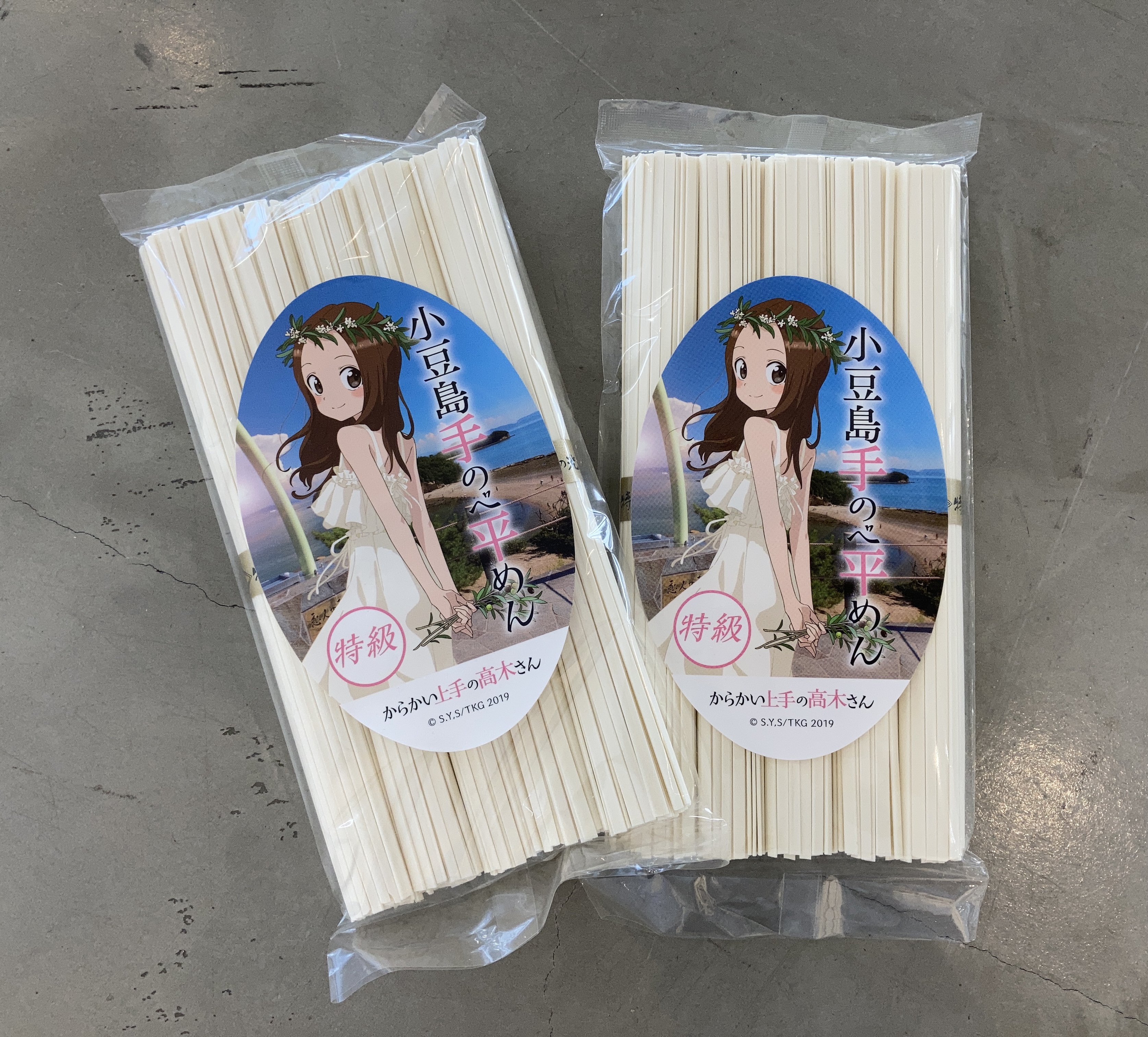 小豆島とのしょう観光協会 アニメ からかい上手の高木さん とのコラボグッズ発売開始 小豆島 土庄 とのしょう からかい上手の高木さん 高木さんめ 高木さん 聖地巡礼 エンジェルロード 手延素麺 素麺 ガチャガチャ T Co