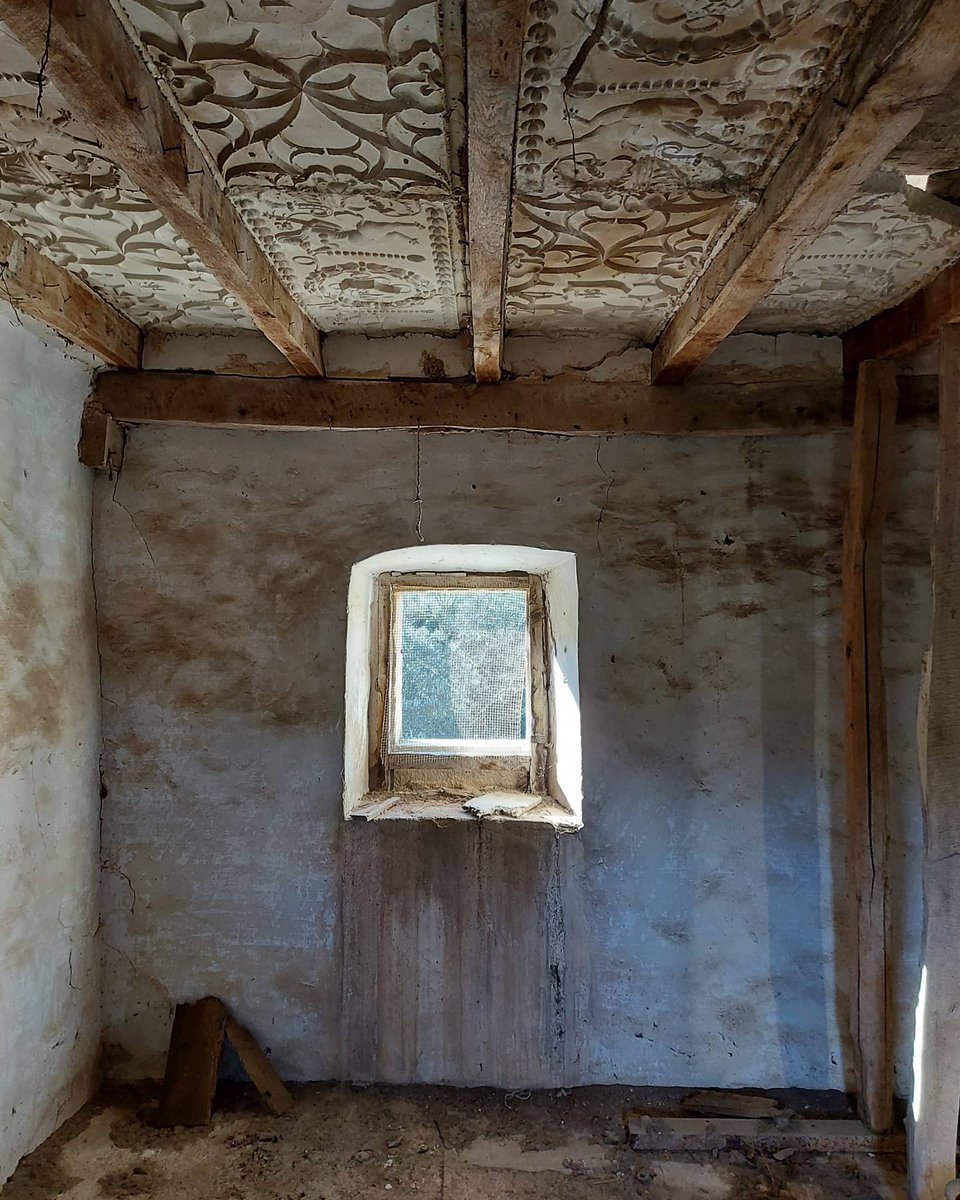 martamasies's tweet photo. Enteixinat de guix del segle XVI present als tres forjats d'una masia. Tresors amagats que formen part del patrimoni rural del nostre país. Sense dubte el més extens i ric i alhora el més desconegut i menyspreat. https://t.co/tFBATda8dq
