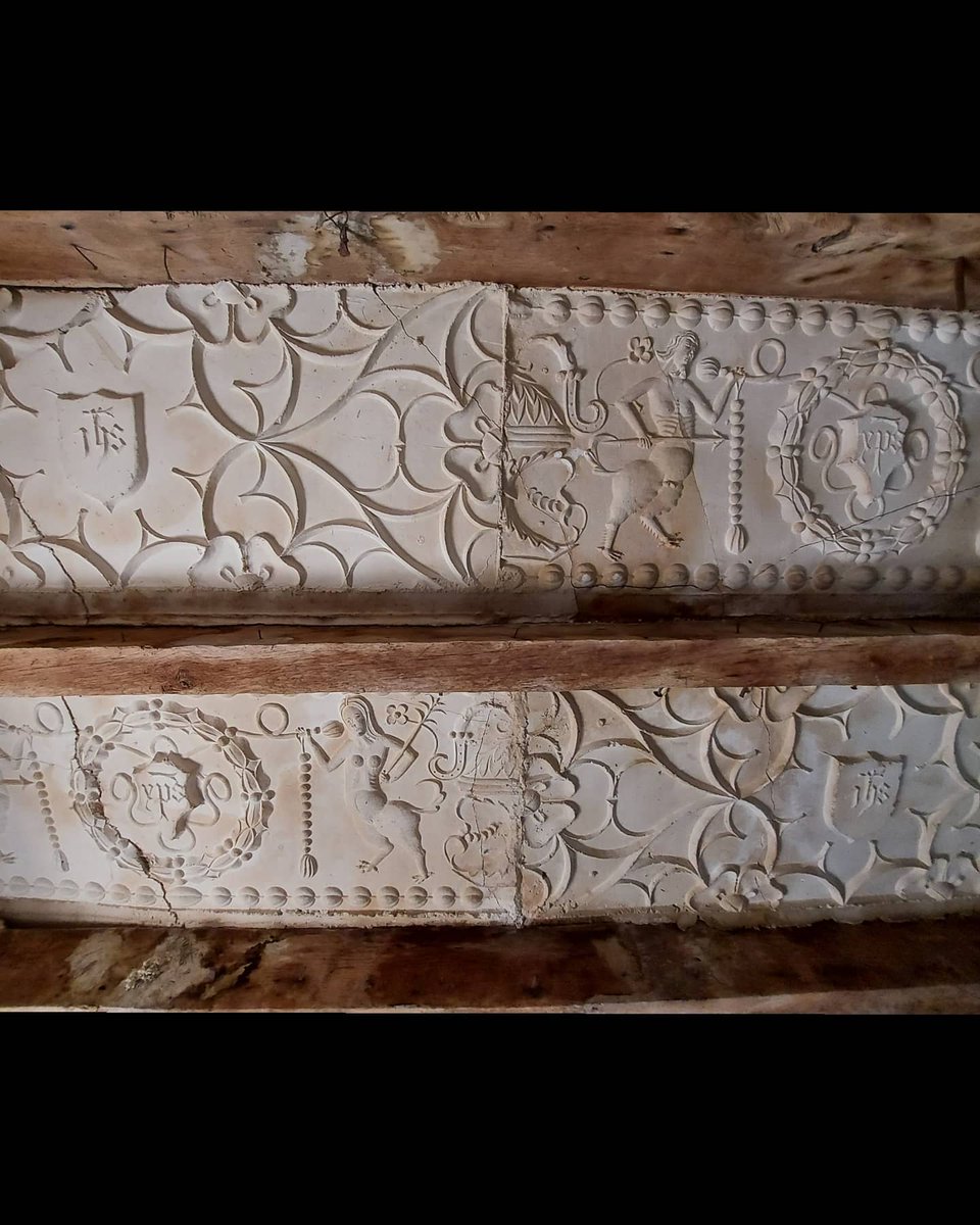 martamasies's tweet photo. Enteixinat de guix del segle XVI present als tres forjats d'una masia. Tresors amagats que formen part del patrimoni rural del nostre país. Sense dubte el més extens i ric i alhora el més desconegut i menyspreat. https://t.co/tFBATda8dq