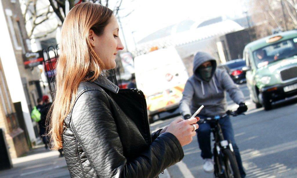 MPSWForest's tweet photo. #TaskingTeam officers have been assisting an operation in Walthamstow, after a spate of mobile phone snatches by thieves on push bikes. Please do take extra care, & be aware of your surroundings when using your mobile out in public.
Extra patrols are in place.
@wfcouncil https://t.co/L2r28gZWDb