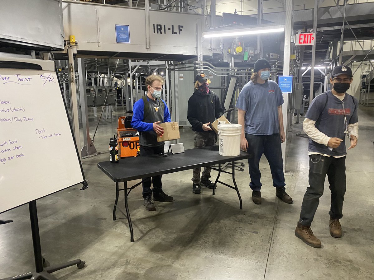 Arturoj562's tweet photo. La Mirada Night Sort CHSP Committee members making sure employees are aware the benefits of pivoting rather than twisting. #protectyourback #UPSers #UPS @MiradaSort @jimweber88 @melirere @hrbobbyups @jrindafernshaw https://t.co/WAFkfNSWYb