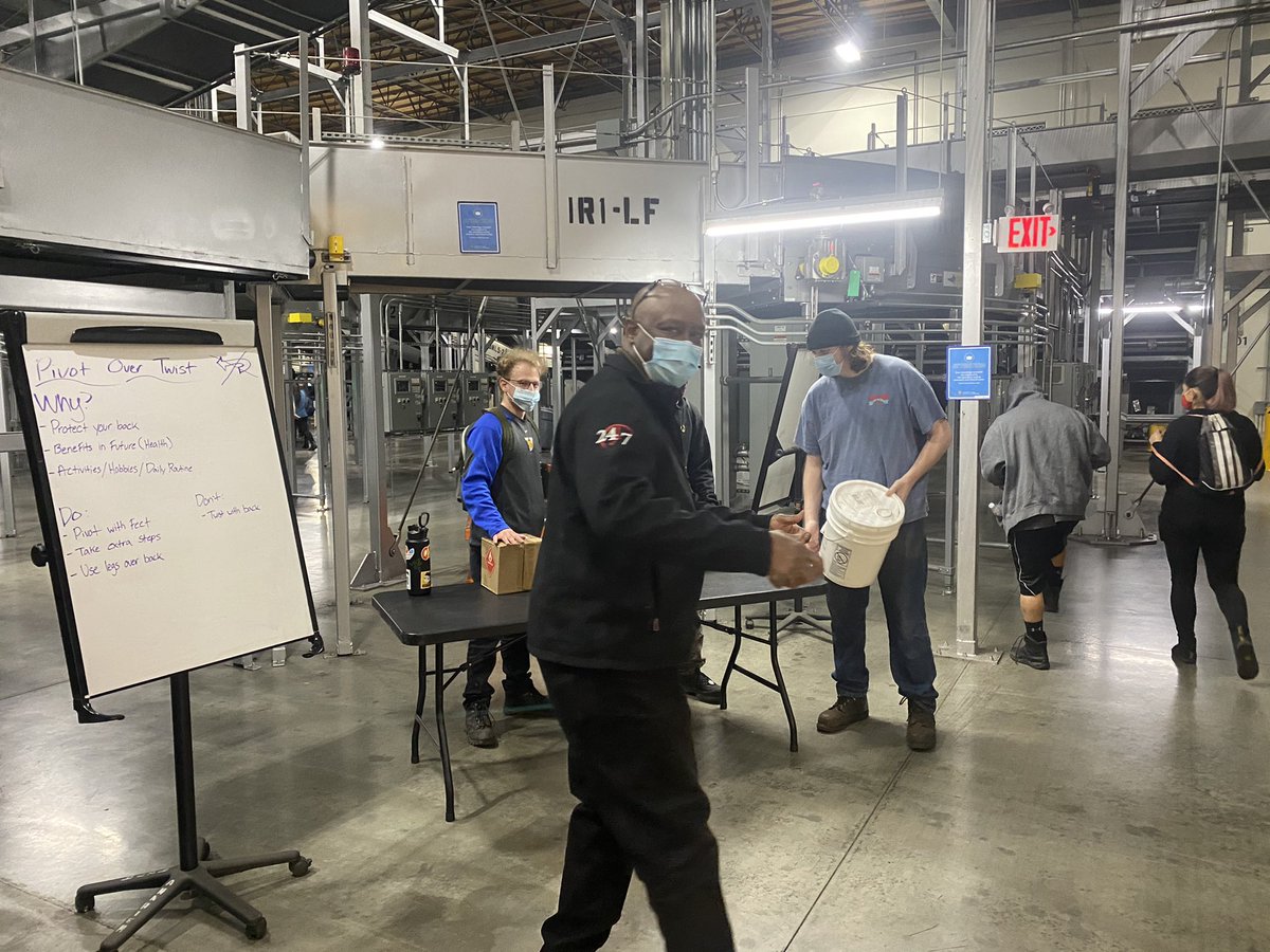 Arturoj562's tweet photo. La Mirada Night Sort CHSP Committee members making sure employees are aware the benefits of pivoting rather than twisting. #protectyourback #UPSers #UPS @MiradaSort @jimweber88 @melirere @hrbobbyups @jrindafernshaw https://t.co/WAFkfNSWYb