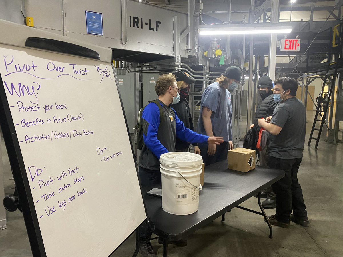 Arturoj562's tweet photo. La Mirada Night Sort CHSP Committee members making sure employees are aware the benefits of pivoting rather than twisting. #protectyourback #UPSers #UPS @MiradaSort @jimweber88 @melirere @hrbobbyups @jrindafernshaw https://t.co/WAFkfNSWYb