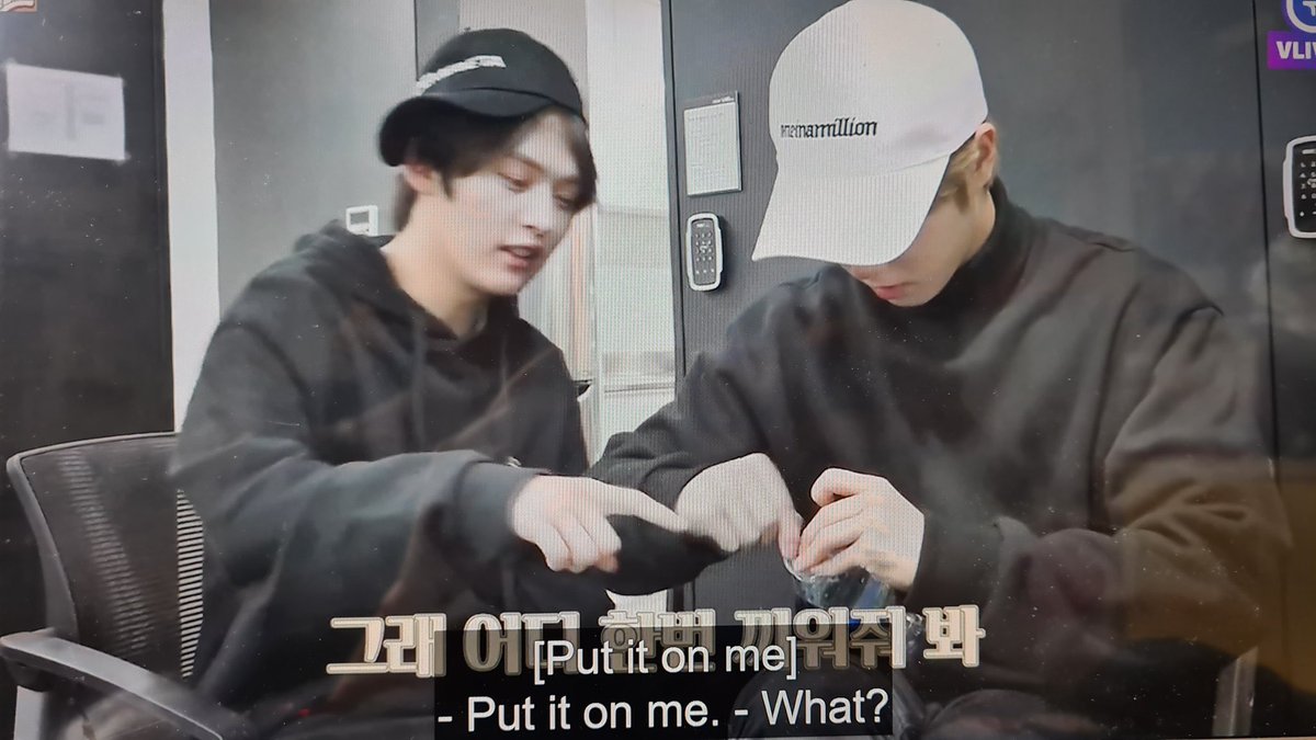 stayberrymlk's tweet photo. March 25: skz dating ban ends 
March 26: minsung engaged https://t.co/cbPvtwVwIc
