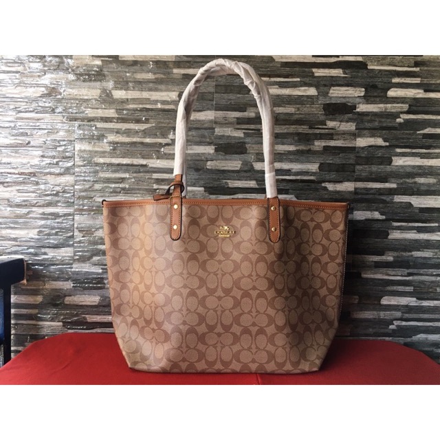 _ginarodriguez_'s tweet photo. I'm selling Coach Tote &amp; Travel Bag for ₱1,300. Get it on Shopee now! https://t.co/KfZ1L98DgG #ShopeePH https://t.co/GJncbj5i3L