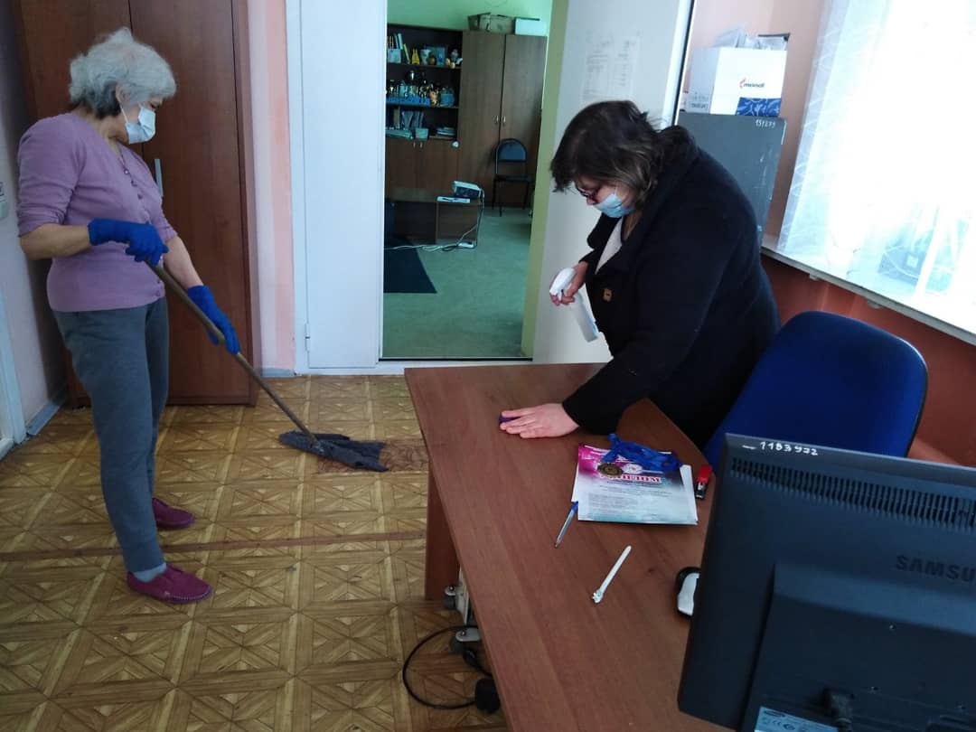 В Детской школе искусств №2 проводится санитарная пятница. 
В помещениях проходит генеральная уборка, дезинфекционная обработка поверхностей и предметов. На прилегающих территориях производится сбор мусора и рыхление снега. 
#ульяновск #ulsk #благоустройство #СанитарнаяПятница