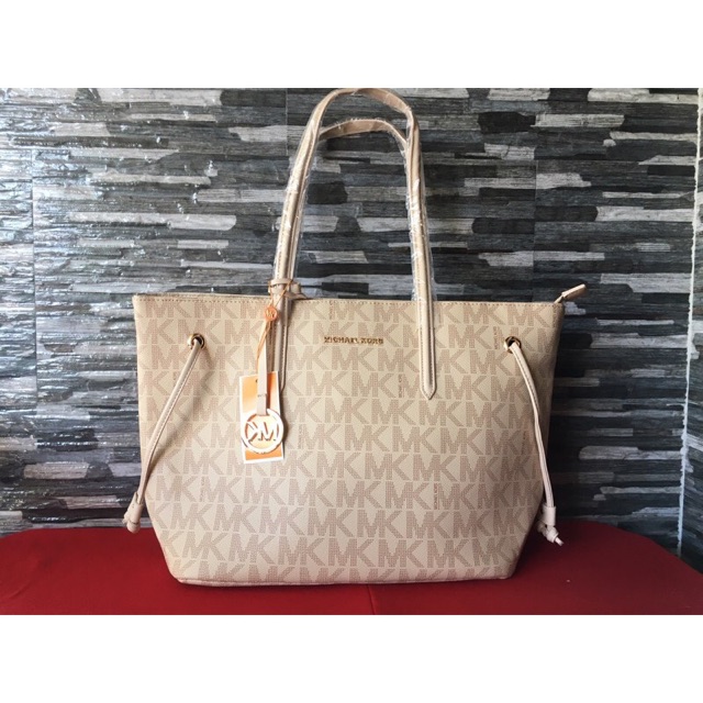 _ginarodriguez_'s tweet photo. I'm selling MK Travel Tote Bags. for ₱. Get it on Shopee now! https://t.co/xGAMZji1mU #ShopeePH https://t.co/J2BvdIOu2v