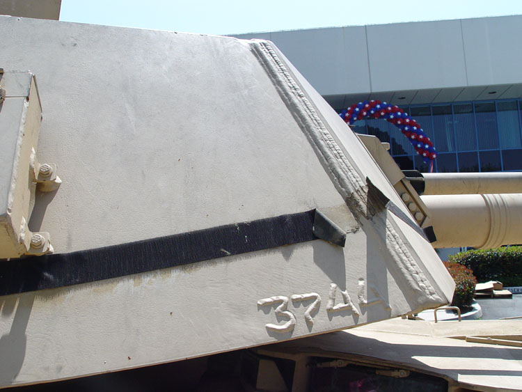 During operation #DesertShield, non HA (DU) #M1A1 #MBT|s were fitted with a 1″/25.4mm (750lbs/340 kg) steel armor plate welded to the front of turret before the tanks were painted in a sand camo.
#USArmy feared the #Iraqi|s had modern Soviet #APFSDS for their #T72’s (E.G. 3BM42).