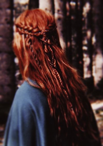 OfSeelieQueen's tweet photo. The Seelie Queen has always been compared to a red rose - beautiful, yet cruel. Underneath the charming petals were thorns, always ready to prick anyone that gets too close.

And she was fine with that. She has been existing for a long time, long enough to know that letting - https://t.co/8BEEz9eiYY