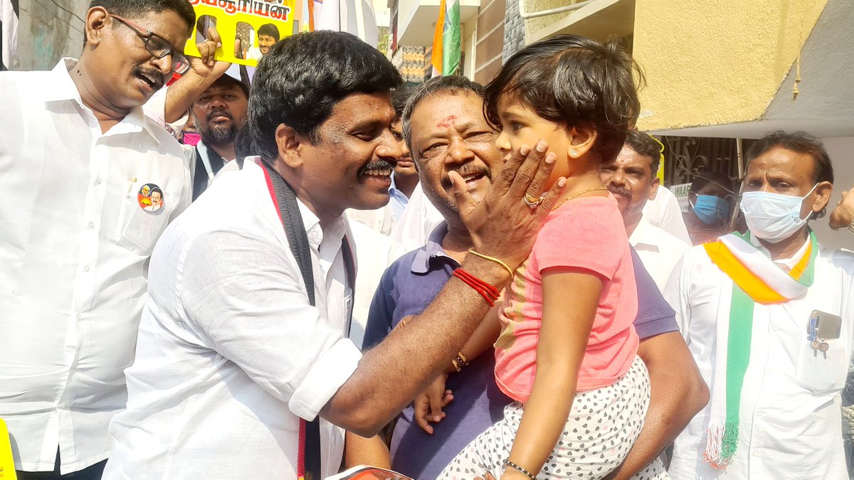 iparanthamen's tweet photo. "எங்கள் வாக்கு உதயசூரியனுக்கு தான்"
வாக்கு சேகரிக்க சென்ற இடத்தில் எல்லாம் நல்ல வரவேற்பு..
மகிழ்ச்சி...உங்களில் ஒருவனாகிய நான் எழும்பூர் தொகுதியில் வாக்கு சேகரித்த பொழுது
#DMK4TN
#Paranthamen4Egmore #EgmoreMLA #IPDMK
- Paranthamen Indiran https://t.co/Q9DDGya2ID