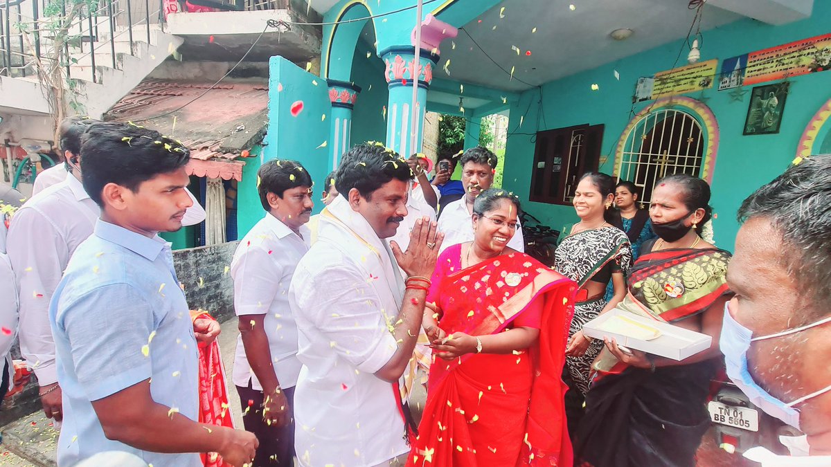 iparanthamen's tweet photo. "எங்கள் வாக்கு உதயசூரியனுக்கு தான்"
வாக்கு சேகரிக்க சென்ற இடத்தில் எல்லாம் நல்ல வரவேற்பு..
மகிழ்ச்சி...உங்களில் ஒருவனாகிய நான் எழும்பூர் தொகுதியில் வாக்கு சேகரித்த பொழுது
#DMK4TN
#Paranthamen4Egmore #EgmoreMLA #IPDMK
- Paranthamen Indiran https://t.co/Q9DDGya2ID
