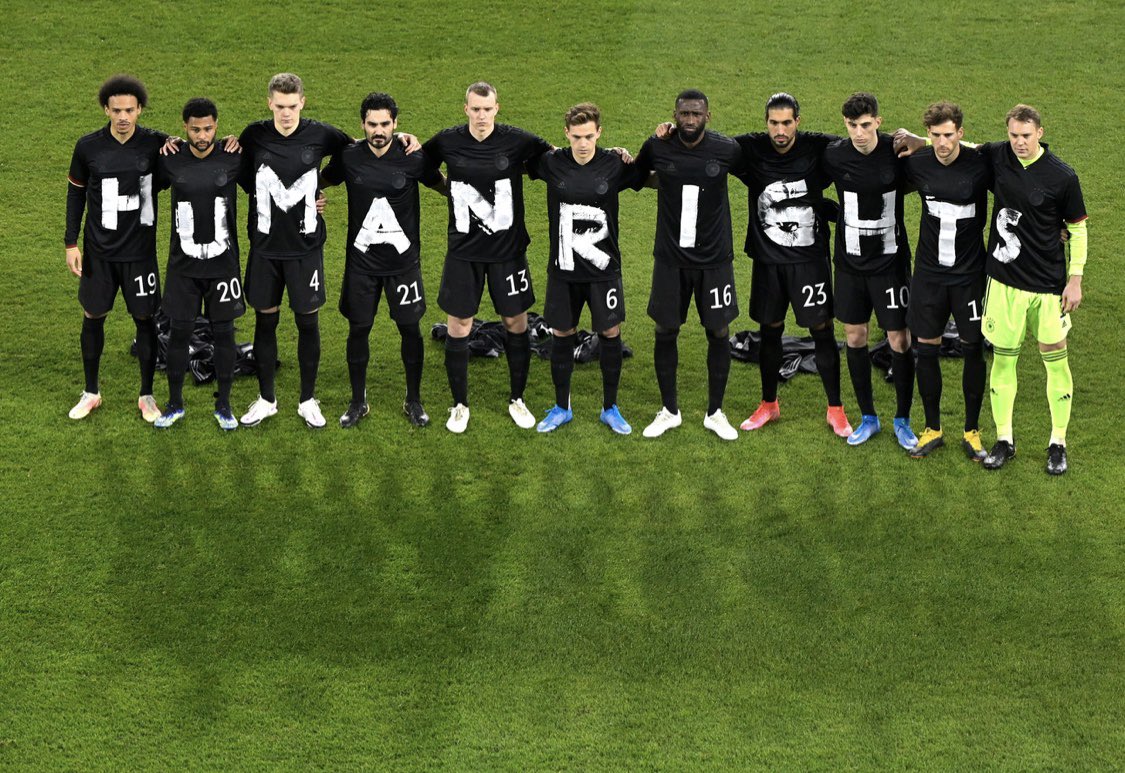 Geweldig statement van de Duitse nationale ploeg richting het Wk.        2 duidelijke verschillen.      Nederlands elftal gaat het waarschijnlijk niet doen. En wij hebben 4 tegengoals gehad 😏 Wanneer worden we weer ECHT sociaal en kijken we niet alleen naar onszelf.