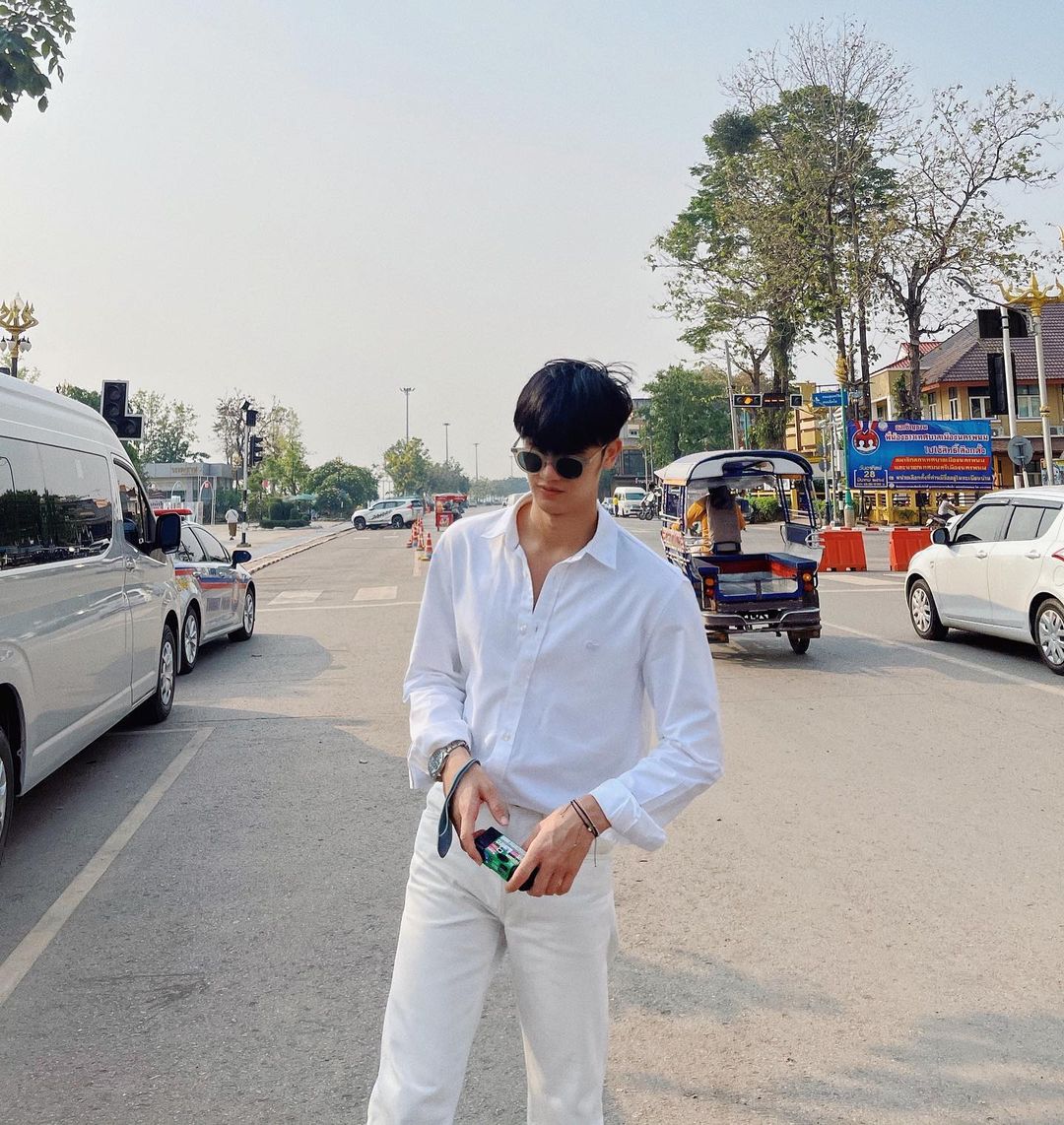 TTawan_Int's tweet photo. 🎶 You look so beautiful in white 🎶

Tay in all white is 💙

Happy Friday 🥳

📸 #Tawan_V IG https://t.co/hzzBcaAgSe