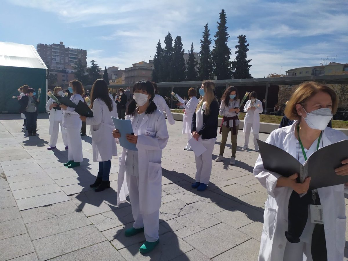 orquestagranada's tweet photo. Miembros del #CoroOCG y el #JovenCoroOCG han participado esta mañana en el homenaje a los sanitarios que se ha llevado a cabo en el @hospital_hvn. Desde la OCG nos unimos al reconocimiento a este sector cuya labor ha sido fundamental en el último año. https://t.co/Wkup1tLzgX