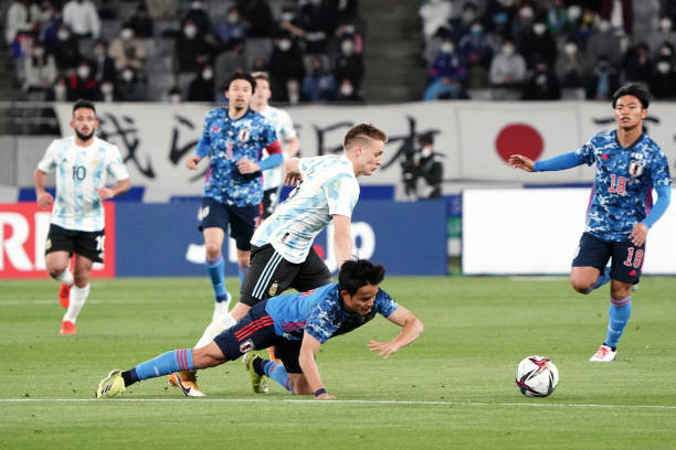 いと アルゼンチン代表の迷彩柄に批判がという記事を見たけど 全然普通だった 日本代表の変なデザイン見てよ 背番号見にくすぎ問題もほったらかし こんなダサいユニフォームでオリンピックやるのか