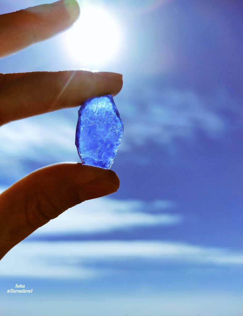 Eternaltree1's tweet photo. Today I visited a place on the heights of Tehran that was like the end of the world for me. I found some beautiful glass stones there.
Nature has always something different to offer 💚🤍
#nature #NaturePhotography
#glassstone #pebble #stone
#Tehran https://t.co/IgBHJit1Ix