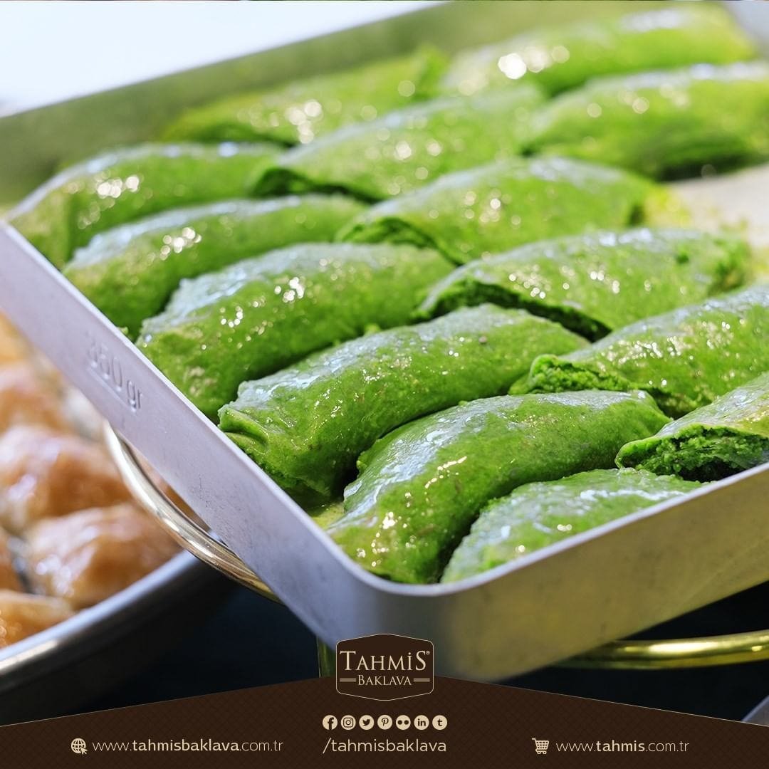 El açması incecik hamuru, En kaliteli Antep
Fıstıklarının taş fırınlarla buluşması ile Yaprak
Şöbiyet sizlerle...
.
.
#şöbiyet #tahmis #tahmisbaklava #gaziantep
#istanbul #baklava #midye