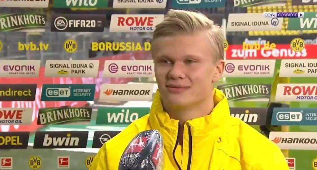 RemarksFootball's tweet photo. Reporter: "What's the possibility of you playing for Arsenal next season alongside Odegaard?

Haaland: "Yeah, he spoke to me about Arsenal's interest but I love my phone ringtone, can't change it now.

Reporter: "What's your ringtone?"

Haaland: "Champions League anthem."

😂😂😂 https://t.co/tuz6dd8Y4f