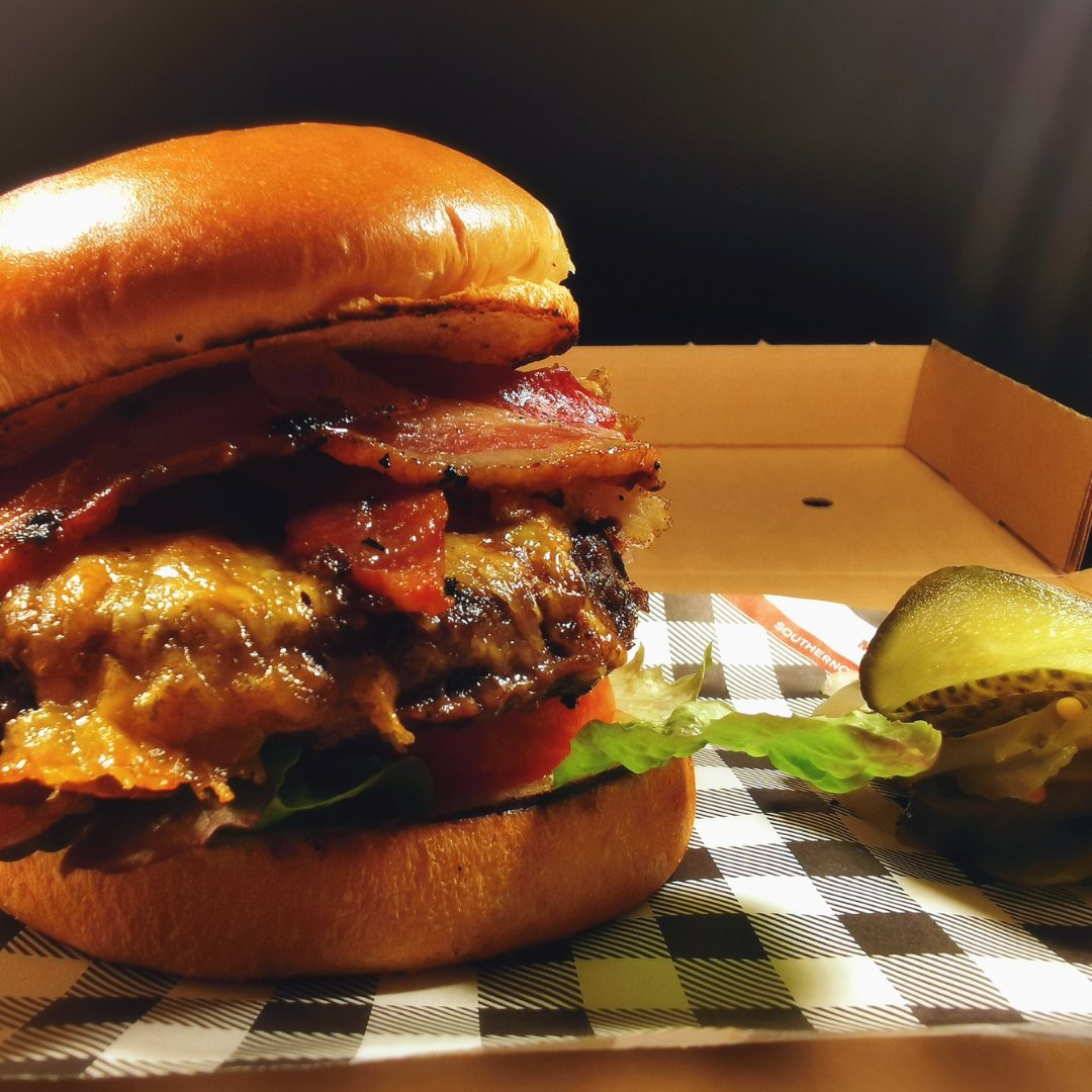 Smoke_ryestone's tweet photo. Sorry for tempting y'all! 🍔🤤
Link in bio to order 🔗
 
#weekend #tgif #fatfriday #burger #burgerlicious #burgerporn  #food #foodie #foody #foodporn #foodgasm #foodlover #foodpost  #takeout #takeaways #clickandcollect #takeouttohelpout #smokeandryeathome #bourbonmeatmusic https://t.co/E6vQqMdfdV