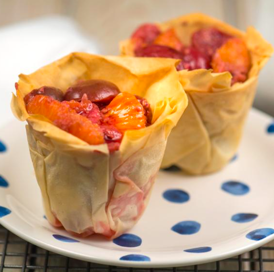 WCRF_UK's tweet photo. Let's get that fibre! These fruit parcels make a delicious summer pudding and are a lighter alternative to fruit pies and crumbles. Why not make them this weekend: https://t.co/8s78jIe6Ex
#CancerPreventionAwarenessWeek  #FoodieFriday https://t.co/pybiJvgFxu