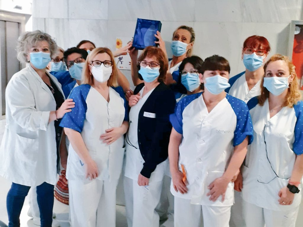 ndavant's tweet photo. Ahir la Carmen Pulido, encarregada dels nostres serveis a @BSABadalona, va rebre, en nom de totes les seves companyes i companys, un merescut reconeixement a la tasca essencial de l’equip de professionals de la #neteja en la lluita contra la #Covid19.
👇🏼
#Badalona #ObrimFil https://t.co/FIHvFRZMxQ