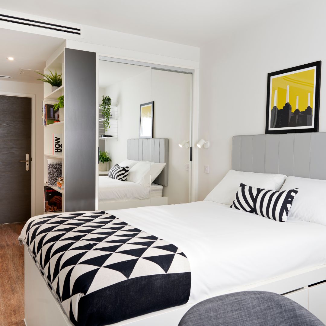 Our shared flats in Oxford offer plenty of natural light, neutral colours and contemporary vibes, perfect for studying or unwinding after a long day!

Get in touch today to book a virtual viewing &amp; find your perfect room!
📸 Wilde Flat, Student Castle Oxford