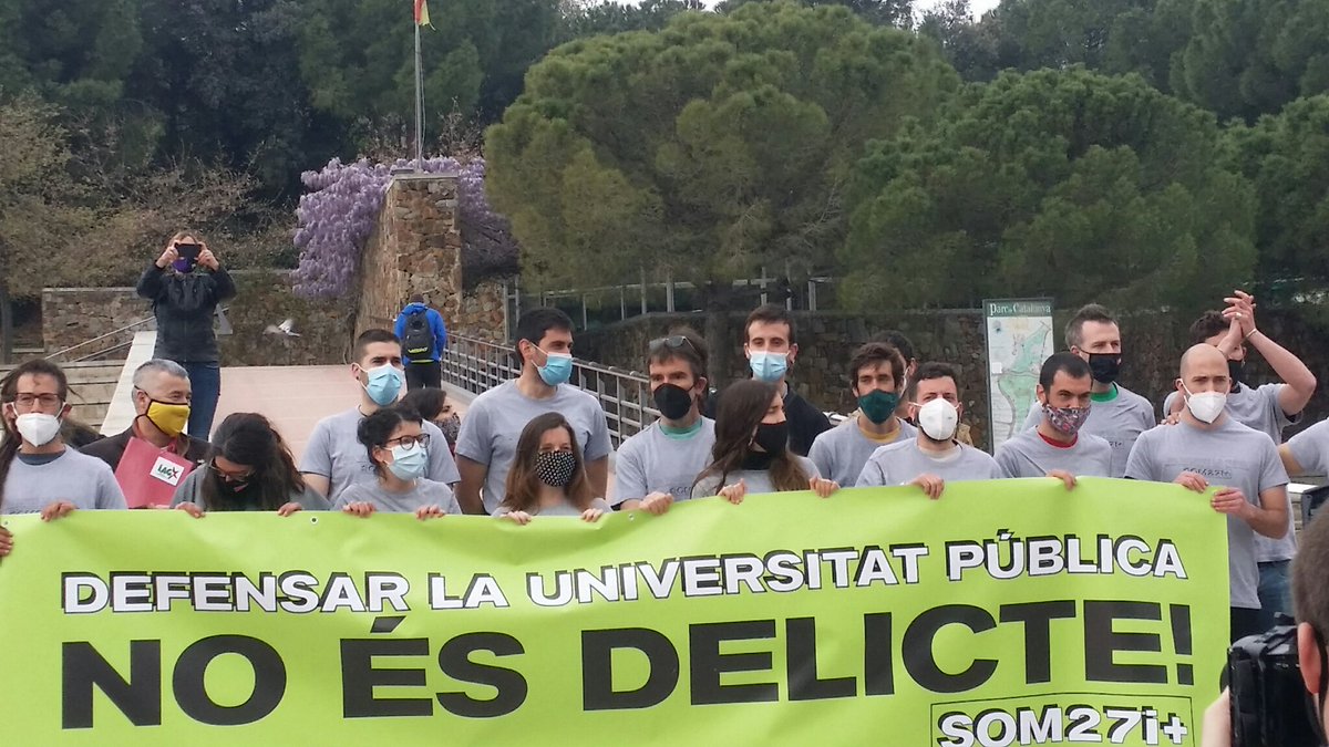 Avui els i les <a href="/Som27iMes/">#Som27iMés</a> li hem dir a fiscalia que no cedim al seu xantatge. Estem orgullosos/es de defensar la universitat pública. Ho hem fet i ho tornarem a fer.
La nostra lluita no es pacta. És justa i, simplement, la fem.
I anirem a judici a defensar-ho!