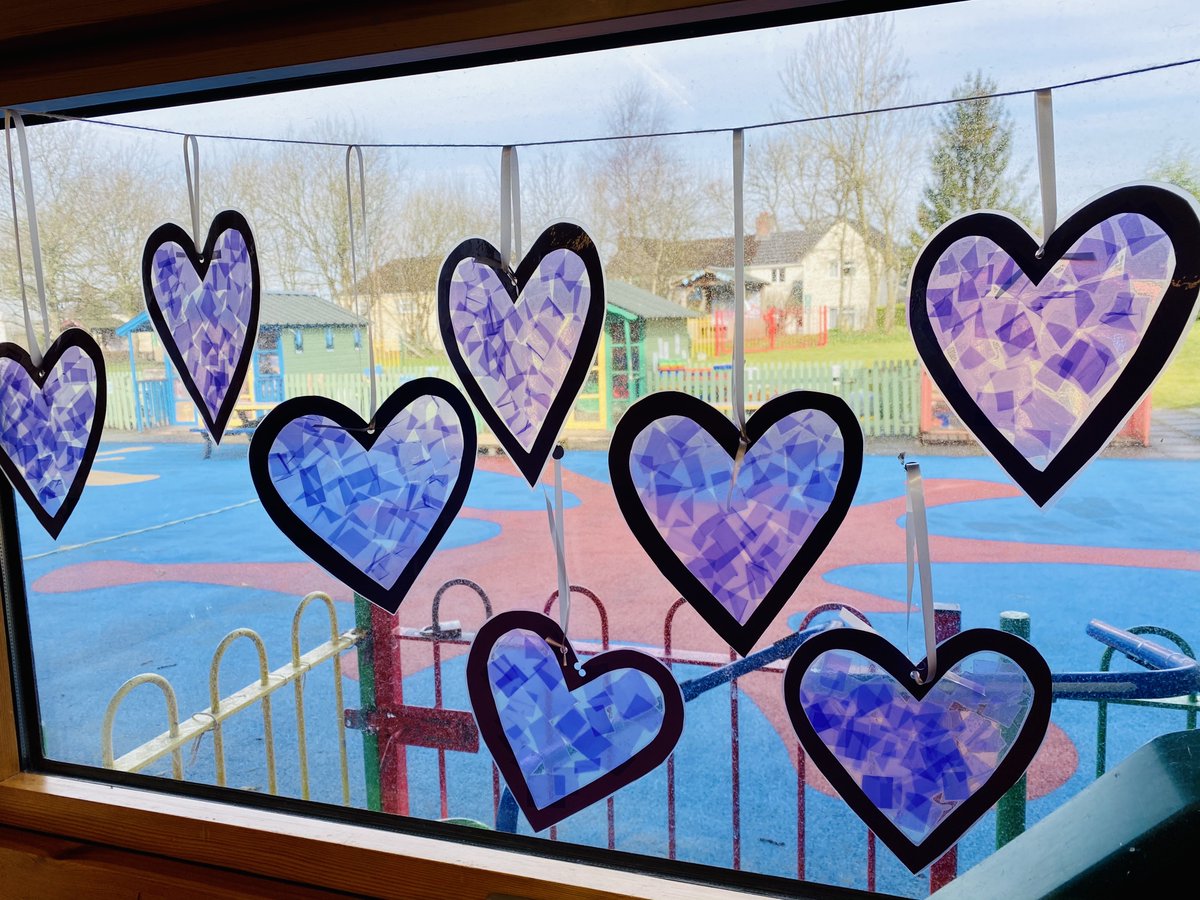 💜Dosbarth Miss Brace – Heddiw rydym yn addurno ein ffenestri gyda chalonnau porffor i godi ymwybyddiaeth o epilepsi. 💜 Miss Brace’s Class – Today we are decorating our windows with purple hearts to raise awareness for epilepsy 💜 #PurpleDay2021