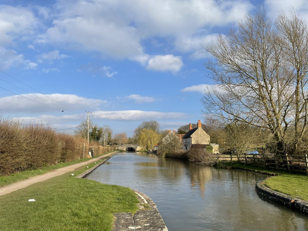 It might be a bit of a wet and windy day today but we’ve had some lovely blue sky moments this week! #boatsthattweet #kennetandavoncanal #spring #seendcleeve @bargeinnseend @BigWiltsSkies @StormHour #FridayFeeling