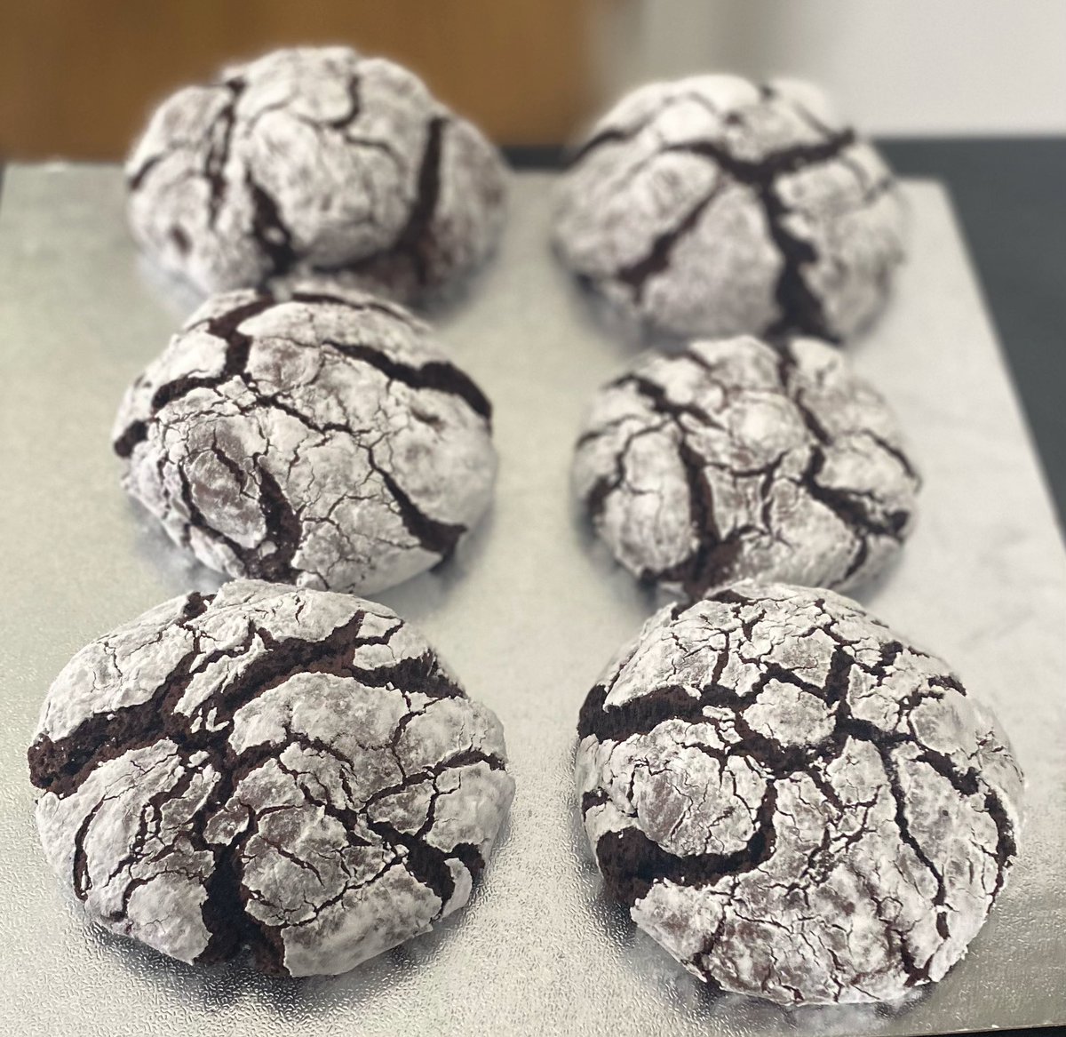 TherollinP's tweet photo. Chocolate fudge crinkle cookies 🍪 https://t.co/IPWzAIeBcH