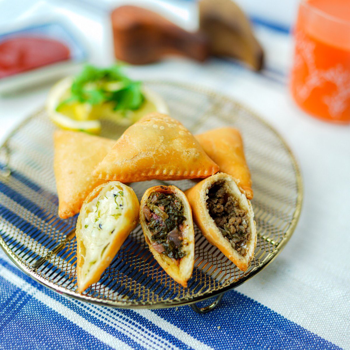 السمبوسه مالها موسم ، في كل المواسم لذيذه 🥟👌🏻

#الرياض #جمعة_مباركة #يوم_الجمعة #مطاعم_الرياض