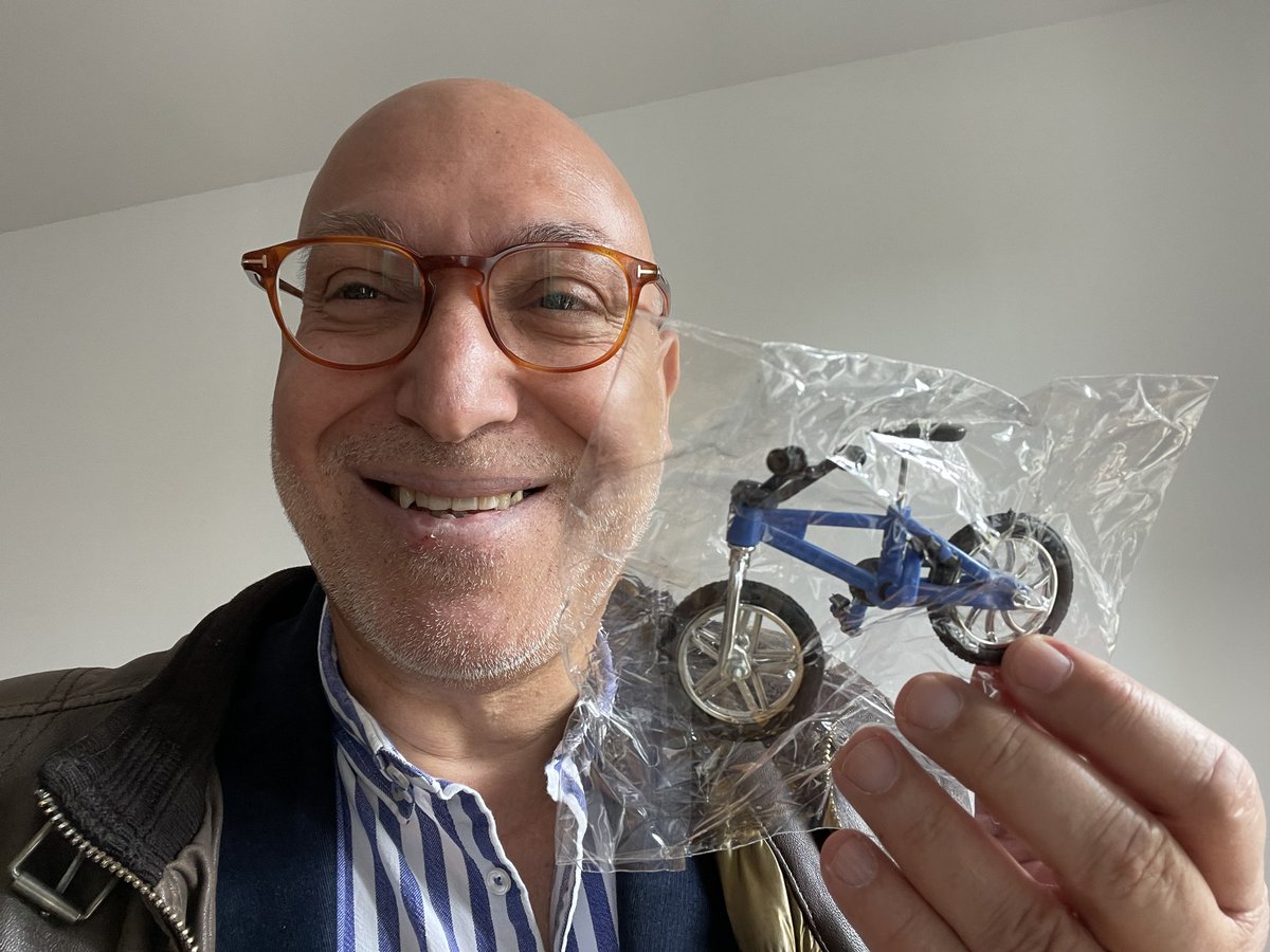 FrancescRobuste's tweet photo. ESTAFA online: compro una bici súperxula de disseny i sense radis a "Neverssad" per 135,55€ i he rebut una bici de joguina 😳🚲💸  Neverssad? I'm SAD right now! And angry! 🤬 (la "botiga online", naturalment, ha tancat) #scam #moonbike https://t.co/sJC5bG2b9m