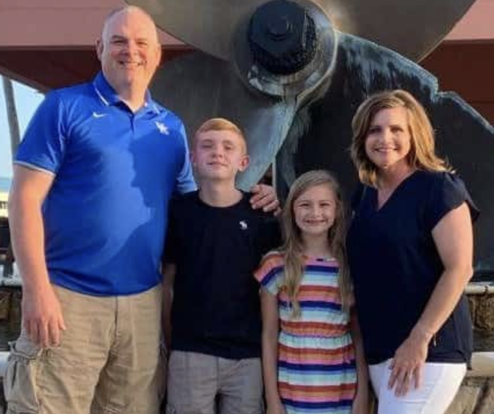 PastorMikeD's tweet photo. Went thru the drive-thru this am and the person in front of me paid my tab. It was the principal of Calvert City Elementary, Kendra Glenn. Made My Day! Thank You. #Marshallstrong #CCES @calvertcityky @MarshallCo https://t.co/pRlwJ21NVu