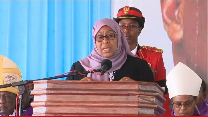 michuziblog's tweet photo. #Michuzitv "Rais Magufuli ni kiwiliwili chake tu ndio kimeondoka, lakini maono na falsafa zake zitaendela kuishi" Mhe
@SuluhuSamia, Rais wa Jamhuri ya Muungano wa Tanzania
#PumzikakwaAman https://t.co/0sIOmxcbwp